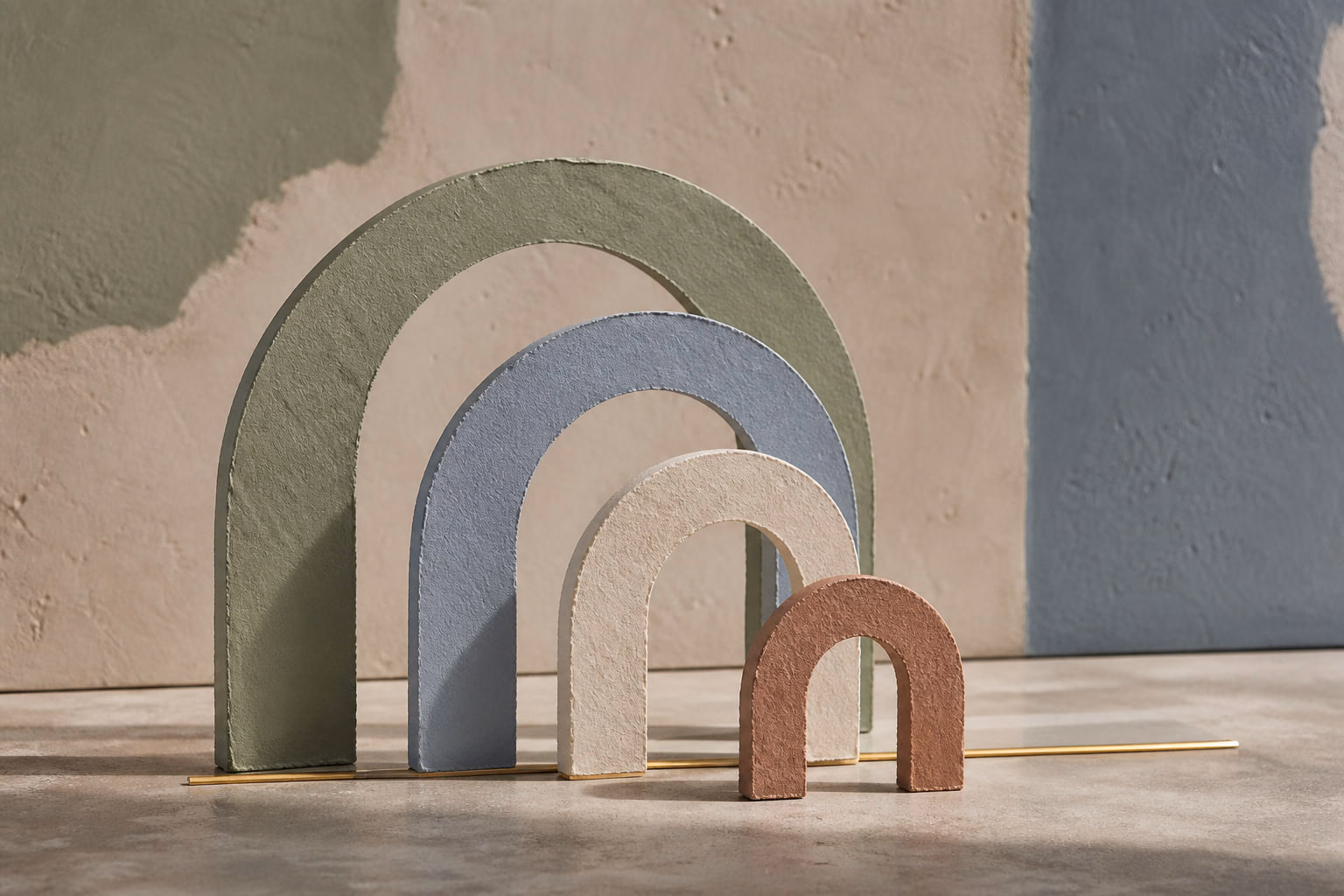 Quatro arcos coloridos separados por espaços e apoiados sobre uma mesma linha