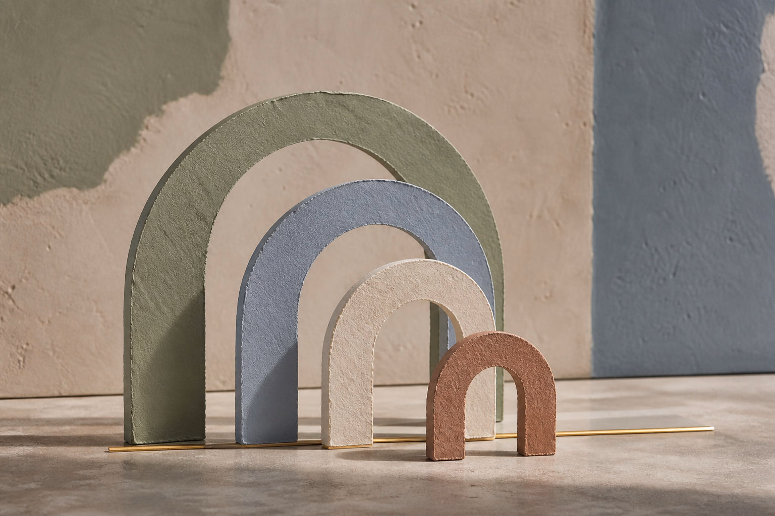 Quatro arcos coloridos separados por espaços e apoiados sobre uma mesma linha