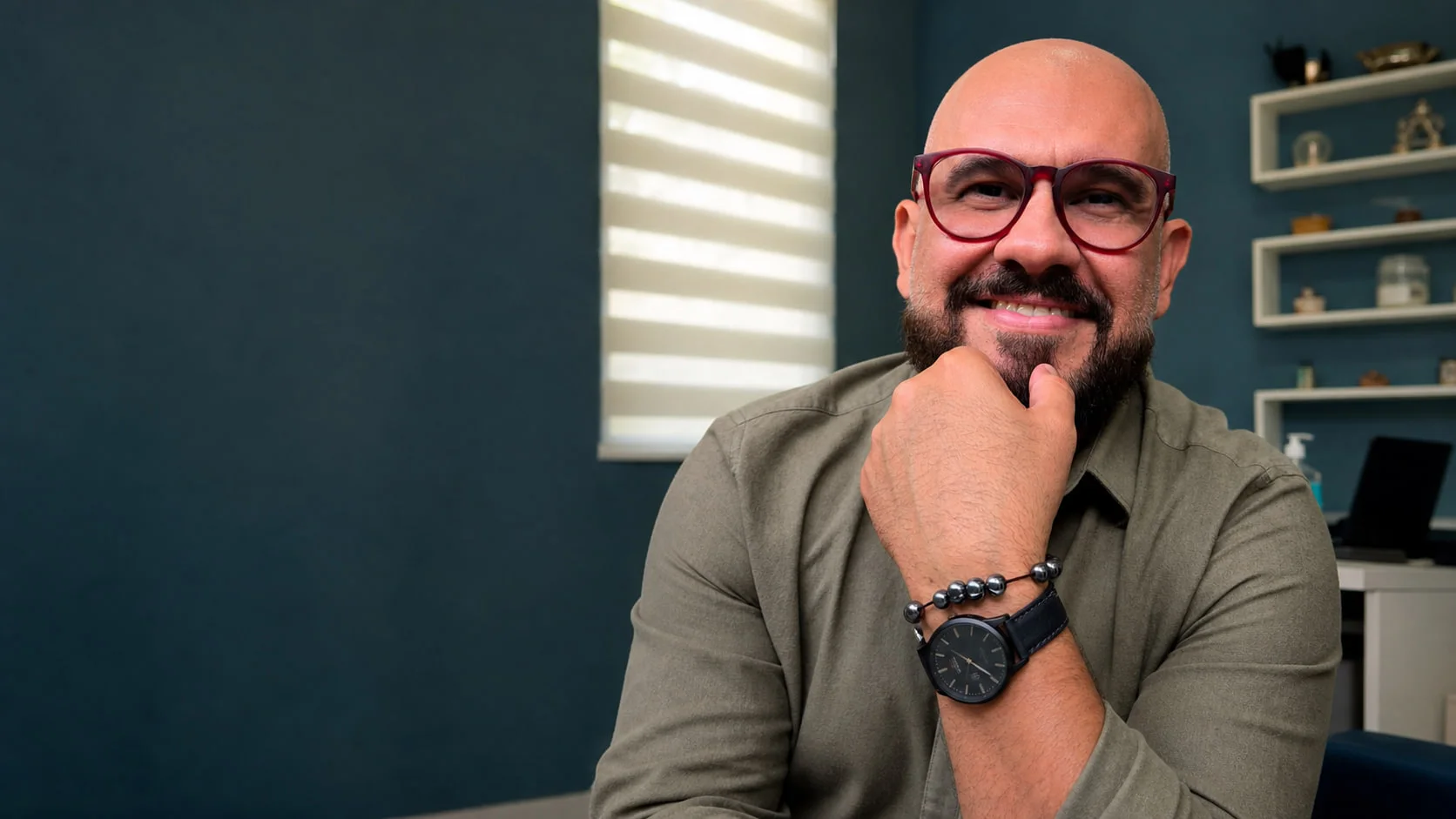 Luís Mello em seu consultório em Maringá